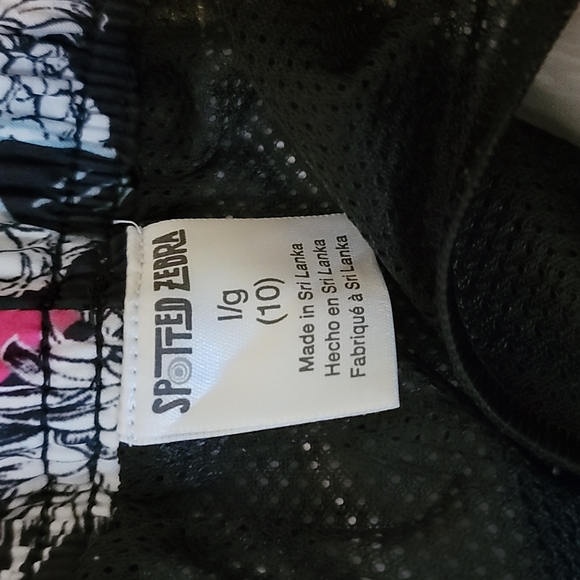 Boys swim shorts large (10) - Picture 6 of 7